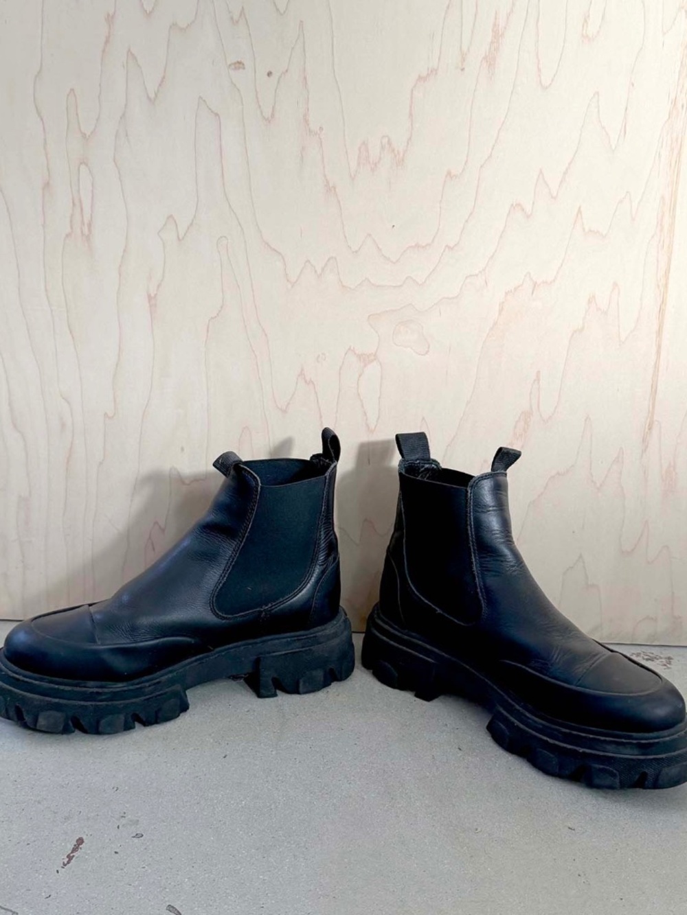 Ganni low black leather Chelsea boots, cleated, size 40 - Picture 2 of 5